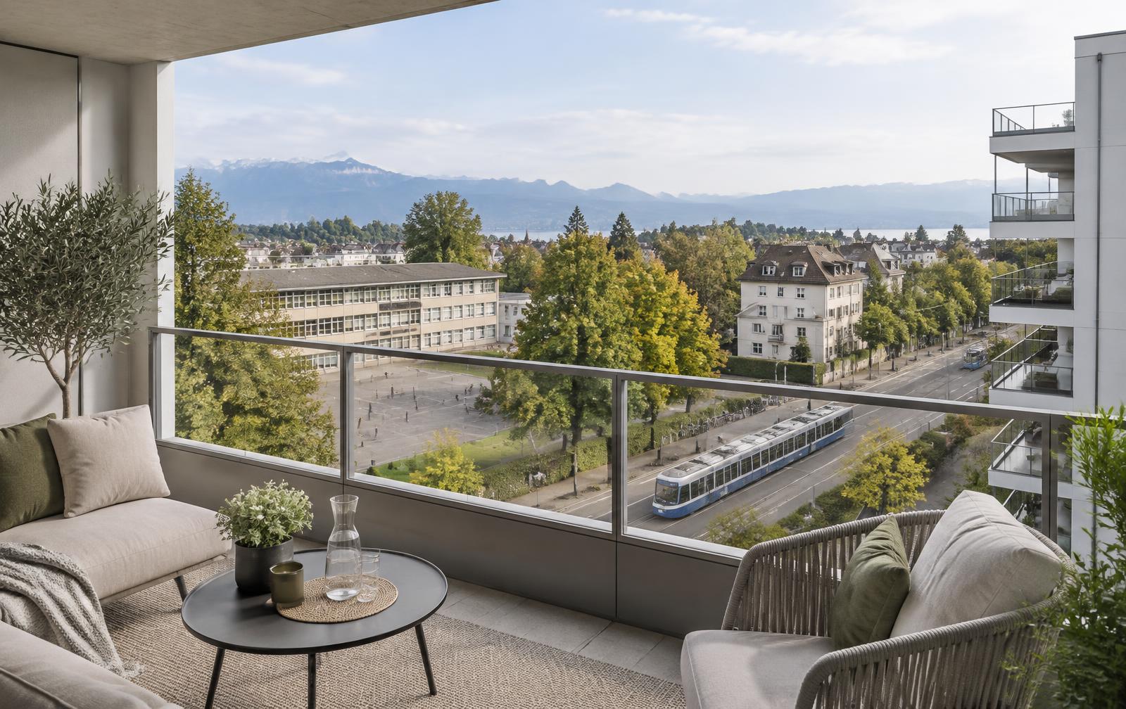 Blick vom Balkon einer Neubauwohnung über ein Quartier mit Schule und Tram